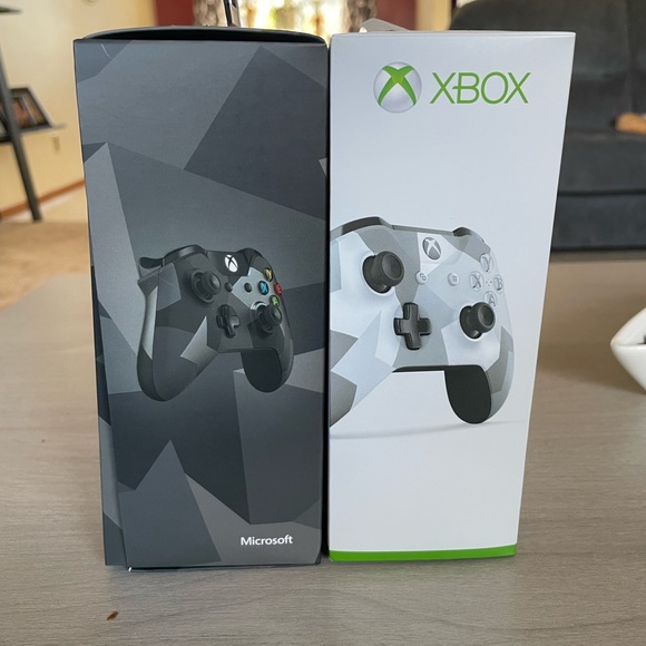 3 Xbox controllers - Picture 10 of 16